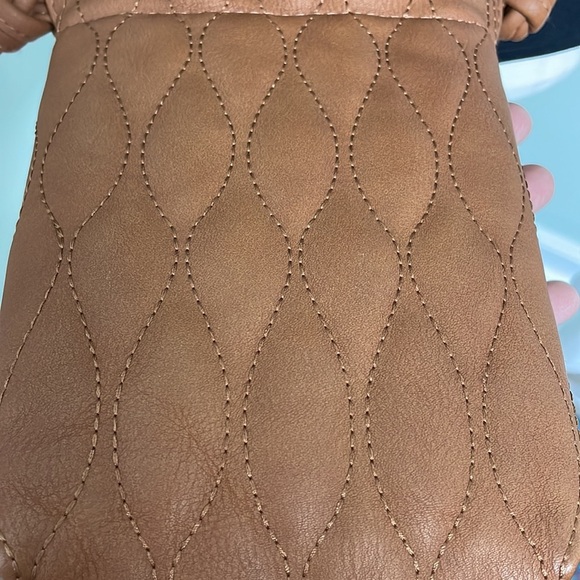 Universal Thread Quilted Phone Crossbody - Picture 5 of 6